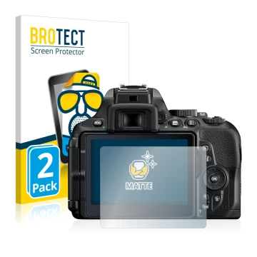 Parte frontal de un envase de producto con el logotipo de la marca BROTECT. Al lado se muestra el dispositivo Nikon D5600 con 