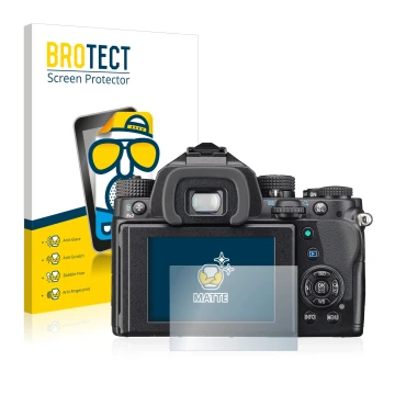 Parte frontal de un envase de producto con el logotipo de la marca BROTECT. Al lado se muestra el dispositivo Pentax KP con su