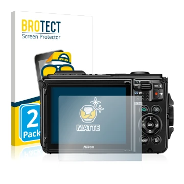 Parte frontal de un envase de producto con el logotipo de la marca BROTECT. Al lado se muestra el dispositivo Nikon Coolpix W3