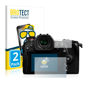 Parte frontal de un envase de producto con el logotipo de la marca BROTECT. Al lado se muestra el dispositivo Panasonic Lumix 