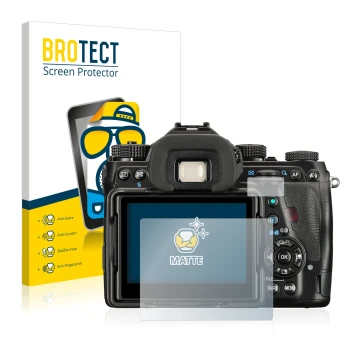 Parte frontal de un envase de producto con el logotipo de la marca BROTECT. Al lado se muestra el dispositivo Pentax K-1 Mark 