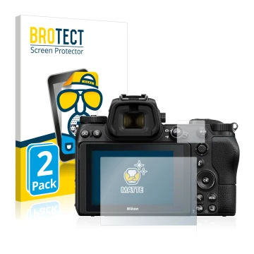 Parte frontal de un envase de producto con el logotipo de la marca BROTECT. Al lado se muestra el dispositivo Nikon Z 6 con su