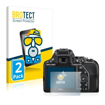 Parte frontal de un envase de producto con el logotipo de la marca BROTECT. Al lado se muestra el dispositivo Nikon D3500 con 