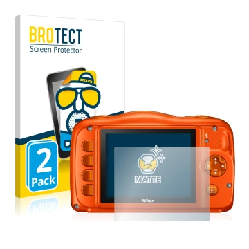 Parte frontal de un envase de producto con el logotipo de la marca BROTECT. Al lado se muestra el dispositivo Nikon Coolpix W1