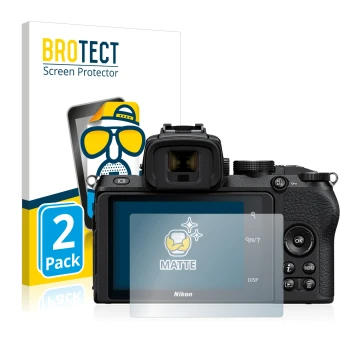 Parte frontal de un envase de producto con el logotipo de la marca BROTECT. Al lado se muestra el dispositivo Nikon Z 50 con s