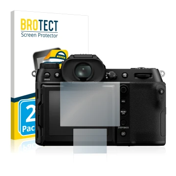 Parte frontal de un envase de producto con el logotipo de la marca BROTECT. Al lado se muestra el dispositivo Fujifilm GFX100S