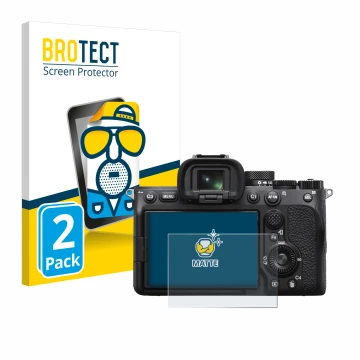 Parte frontal de un envase de producto con el logotipo de la marca BROTECT. Al lado se muestra el dispositivo Sony Alpha 7 IV 