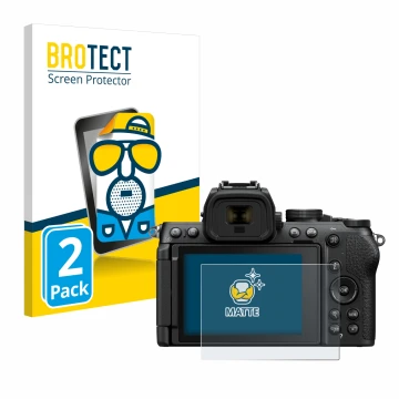 Parte frontal de un envase de producto con el logotipo de la marca BROTECT. Al lado se muestra el dispositivo Nikon Z50 II con