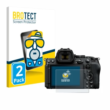 Parte frontal de un envase de producto con el logotipo de la marca BROTECT. Al lado se muestra el dispositivo Nikon Z5 II con 