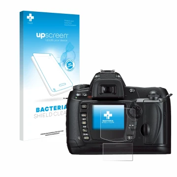 Parte frontal de un envase de producto con el logotipo de la marca upscreen. Al lado se muestra el dispositivo Nikon D70 con s