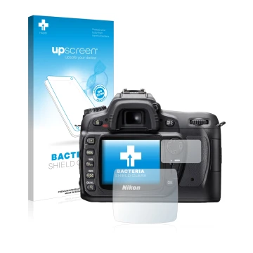 Parte frontal de un envase de producto con el logotipo de la marca upscreen. Al lado se muestra el dispositivo Nikon D80 con s