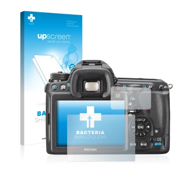 Parte frontal de un envase de producto con el logotipo de la marca upscreen. Al lado se muestra el dispositivo Pentax K3, K-3 