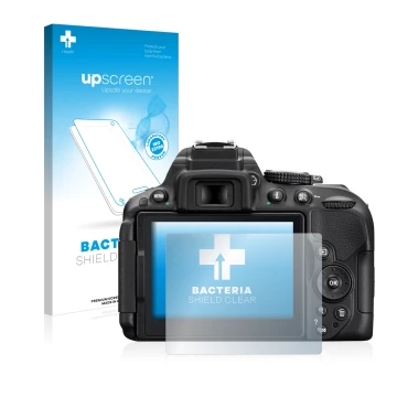 Parte frontal de un envase de producto con el logotipo de la marca upscreen. Al lado se muestra el dispositivo Nikon D5300 con