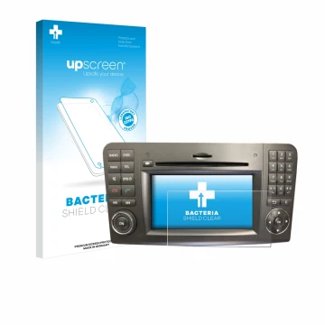 Parte frontal de un envase de producto con el logotipo de la marca upscreen. Al lado se muestra el dispositivo Mercedes-Benz C