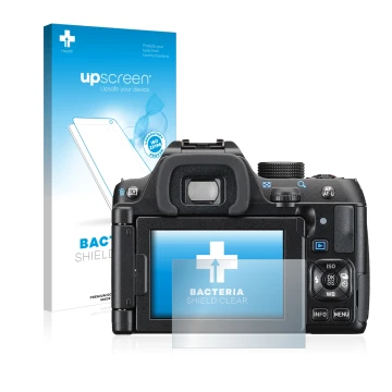 Parte frontal de un envase de producto con el logotipo de la marca upscreen. Al lado se muestra el dispositivo Pentax K-70 con