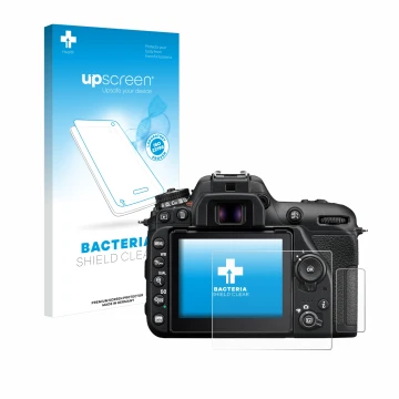 Parte frontal de un envase de producto con el logotipo de la marca upscreen. Al lado se muestra el dispositivo Nikon D7500 con