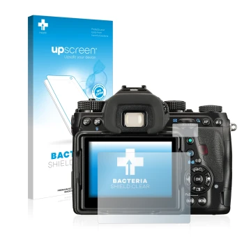 Parte frontal de un envase de producto con el logotipo de la marca upscreen. Al lado se muestra el dispositivo Pentax K-1 Mark