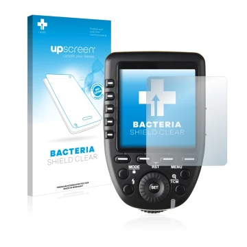 Parte frontal de un envase de producto con el logotipo de la marca upscreen. Al lado se muestra el dispositivo Godox XPro con 