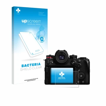 Parte frontal de un envase de producto con el logotipo de la marca upscreen. Al lado se muestra el dispositivo Panasonic Lumix