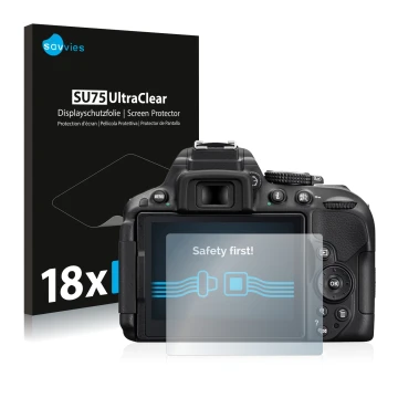 Parte frontal de un envase de producto con el logotipo de la marca Savvies. Al lado se muestra el dispositivo Nikon D5300 con 