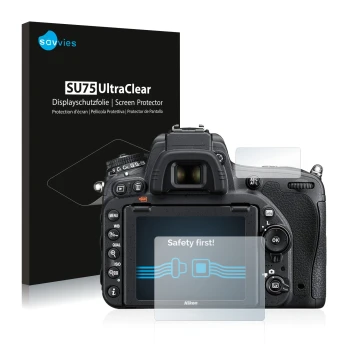 Parte frontal de un envase de producto con el logotipo de la marca Savvies. Al lado se muestra el dispositivo Nikon D750 con s