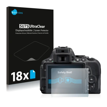 Parte frontal de un envase de producto con el logotipo de la marca Savvies. Al lado se muestra el dispositivo Nikon D5500 con 