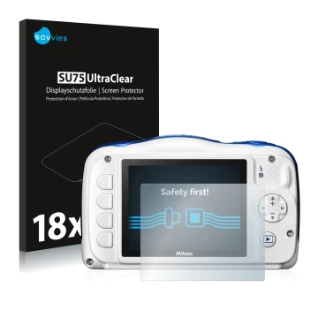 Parte frontal de un envase de producto con el logotipo de la marca Savvies. Al lado se muestra el dispositivo Nikon Coolpix W1