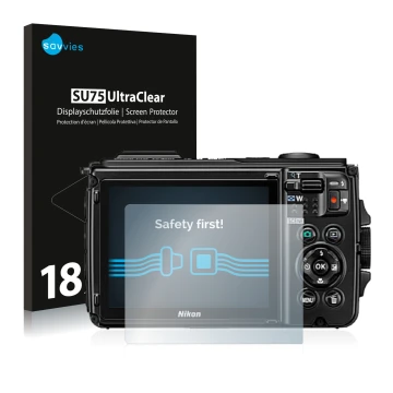 Parte frontal de un envase de producto con el logotipo de la marca Savvies. Al lado se muestra el dispositivo Nikon Coolpix W3