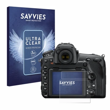 Parte frontal de un envase de producto con el logotipo de la marca Savvies. Al lado se muestra el dispositivo Nikon D850 con s