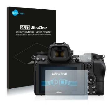 Parte frontal de un envase de producto con el logotipo de la marca Savvies. Al lado se muestra el dispositivo Nikon Z 7 con su