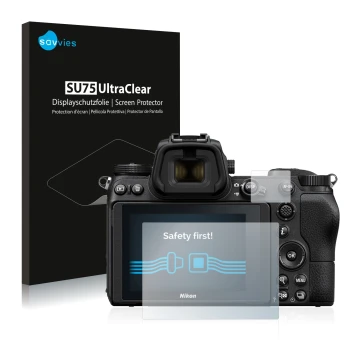 Parte frontal de un envase de producto con el logotipo de la marca Savvies. Al lado se muestra el dispositivo Nikon Z 6 con su