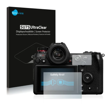 Parte frontal de un envase de producto con el logotipo de la marca Savvies. Al lado se muestra el dispositivo Panasonic Lumix 