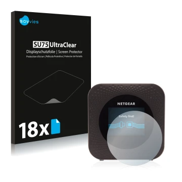 Parte frontal de un envase de producto con el logotipo de la marca Savvies. Al lado se muestra el dispositivo Netgear Nighthaw