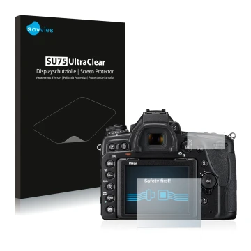 Parte frontal de un envase de producto con el logotipo de la marca Savvies. Al lado se muestra el dispositivo Nikon D780 con s