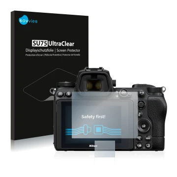 Parte frontal de un envase de producto con el logotipo de la marca Savvies. Al lado se muestra el dispositivo Nikon Z 7 II con