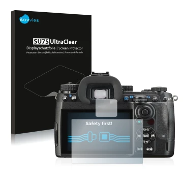 Parte frontal de un envase de producto con el logotipo de la marca Savvies. Al lado se muestra el dispositivo Pentax K-3 Mark 