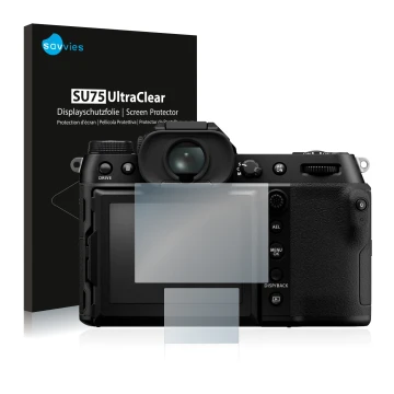 Parte frontal de un envase de producto con el logotipo de la marca Savvies. Al lado se muestra el dispositivo Fujifilm GFX100S