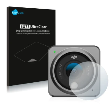 Parte frontal de un envase de producto con el logotipo de la marca Savvies. Al lado se muestra el dispositivo DJI Action 2 Len