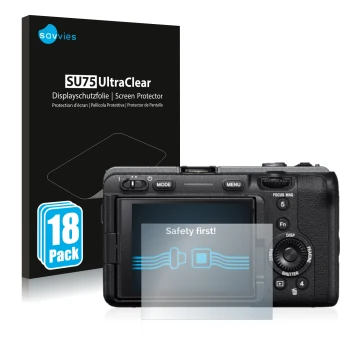 Parte frontal de un envase de producto con el logotipo de la marca Savvies. Al lado se muestra el dispositivo Sony Alpha FX30 