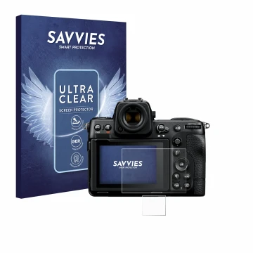 Parte frontal de un envase de producto con el logotipo de la marca Savvies. Al lado se muestra el dispositivo Nikon Z 8 (Panta