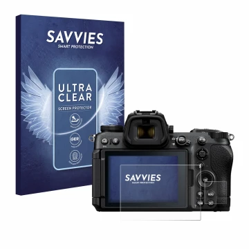 Parte frontal de un envase de producto con el logotipo de la marca Savvies. Al lado se muestra el dispositivo Nikon Z6 III con