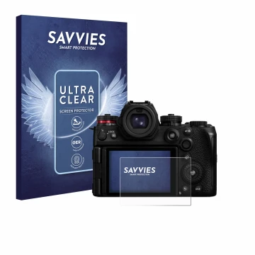 Parte frontal de un envase de producto con el logotipo de la marca Savvies. Al lado se muestra el dispositivo Panasonic Lumix 