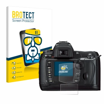Parte frontal de un envase de producto con el logotipo de la marca BROTECT. Al lado se muestra el dispositivo Nikon D70 con su
