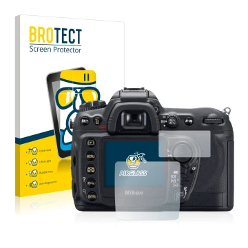 Parte frontal de un envase de producto con el logotipo de la marca BROTECT. Al lado se muestra el dispositivo Nikon D200 con s