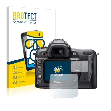 Parte frontal de un envase de producto con el logotipo de la marca BROTECT. Al lado se muestra el dispositivo Nikon D80 con su