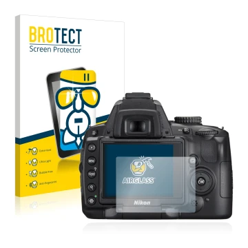 Parte frontal de un envase de producto con el logotipo de la marca BROTECT. Al lado se muestra el dispositivo Nikon D5000 con 