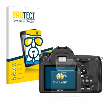 Parte frontal de un envase de producto con el logotipo de la marca BROTECT. Al lado se muestra el dispositivo Pentax K5, K-5 c