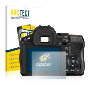 Parte frontal de un envase de producto con el logotipo de la marca BROTECT. Al lado se muestra el dispositivo Pentax K-30 con 
