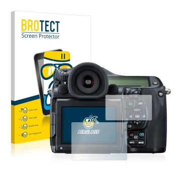 Parte frontal de un envase de producto con el logotipo de la marca BROTECT. Al lado se muestra el dispositivo Pentax 645Z con 