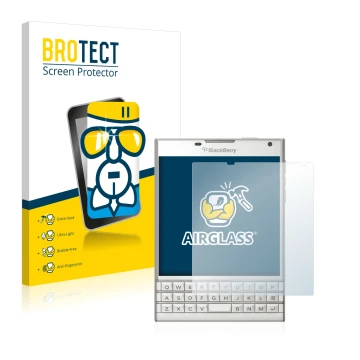 Parte frontal de un envase de producto con el logotipo de la marca BROTECT. Al lado se muestra el dispositivo BlackBerry Passp